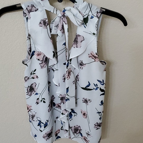 Moda Ruffle v-neck collar, tie front tank top - Picture 4 of 4